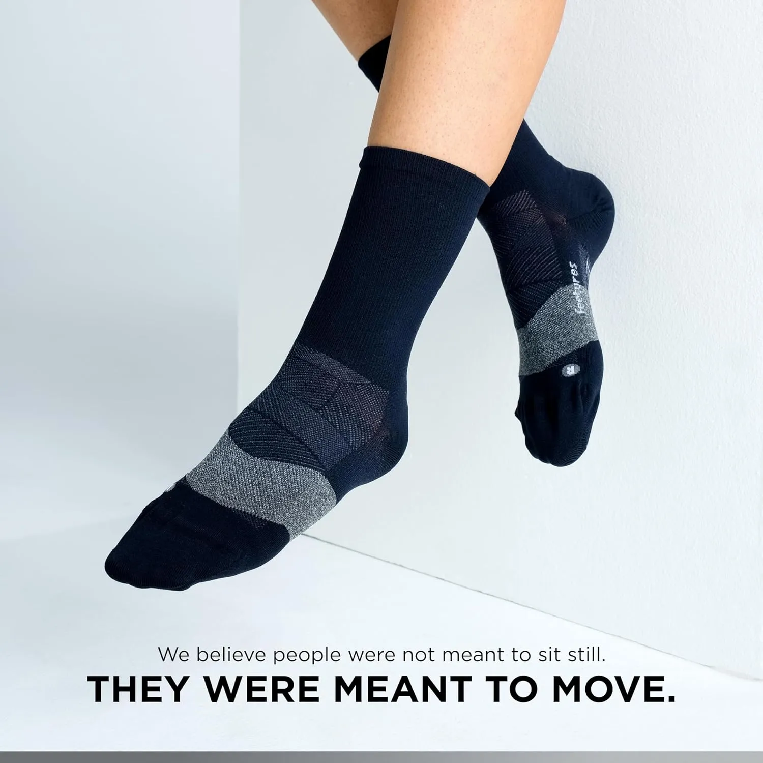 Feetures Elite Ultra Light Cushion Mini Crew Sock - Sport Sock with Targeted Compression - (1 Pair)